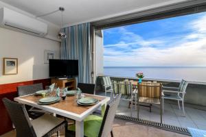 comedor con vistas al océano en Air-Conditioned Apartment With Sea View Furnished Terrace & Parking en Cap d'Ail