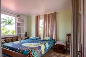 1 dormitorio con cama y ventana en Domaine Lyscelle, en Sainte-Rose