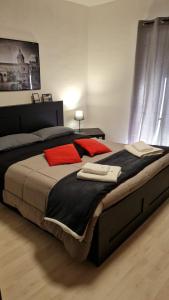 1 dormitorio con 1 cama grande con almohadas rojas en Virginia House 2 en Palermo