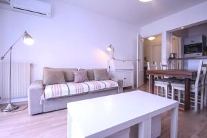 - un salon avec un canapé et une table dans l'établissement Air-conditioned apartment near the beaches with furnished balcony & parking, à Antibes