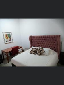 1 dormitorio con 1 cama grande y cabecero rojo en Malecon Zone, en Puerto Vallarta