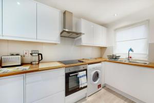 Kuchyňa alebo kuchynka v ubytovaní LEA - Elegant 1bed flat wparking 5 min to Hackney Wick