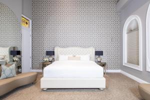 Postel nebo postele na pokoji v ubytování Retro Suites Hotel