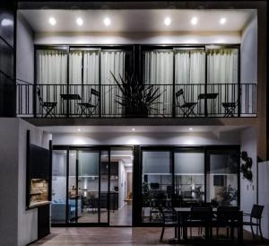 a house with a balcony with a dining room at LEVEL SUITES una propuesta diferente in Bahía Blanca