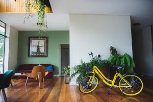 Una bicicleta amarilla estacionada en una sala de estar en Borgen Hotel, en Castro