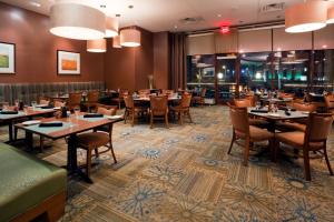 A restaurant or other place to eat at Sonesta Milwaukee West Wauwatosa