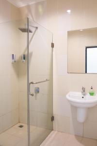 Et badeværelse på The Studio Inn Nusa Dua
