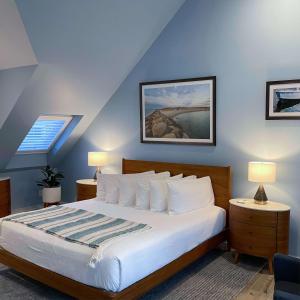 una camera da letto con un grande letto con pareti blu di Pilgrim House a Provincetown