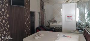 una habitación con una cama con dos animales de peluche. en Motel Flex Love (Adults Only), en Aracaju