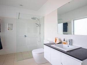 Un baño blanco con lavabo y ducha. en Catalina, en Culburra Beach 15 fotos más