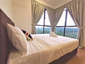une chambre avec un lit blanc avec une grande fenêtre dans l'établissement Bell Family Suite @Sepang Kota Warisan KLIA, à Sepang 27 autres photos