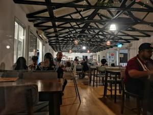 un groupe de personnes assises à des tables dans un restaurant dans l'établissement Bell Family Suite @Sepang Kota Warisan KLIA, à Sepang