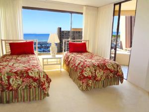 Waikiki vacation 2BR suite 88 tesisinde bir odada yatak veya yataklar