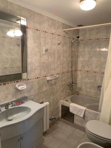 Un baño con lavabo, bañera e inodoro. en Hotel GHC, en San Clemente del Tuyú 81 fotos más