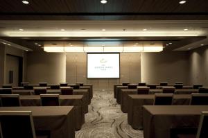 a conference room with chairs and a projection screen at The Capitol Hotel Tokyu in Tokyo +130 photos