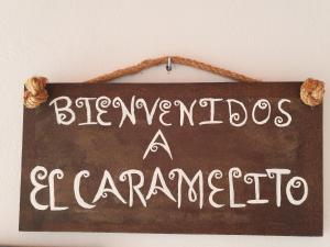 un cartello con la lavagna con le parole "aaciendaenda" di El Caramelito 1 a Maspalomas