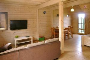 En tv och/eller ett underhållningssystem på Comfortable holiday homes for 6 people in Rewal