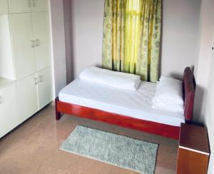Llit o llits en una habitació de The Palm Guest House