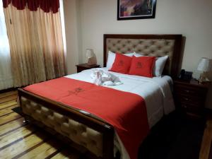 En eller flere senger på et rom på HOTEL VELANEZ SUITE Riobamba