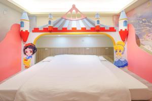 Ein Bett oder Betten in einem Zimmer der Unterkunft Jinduo Family Homestay