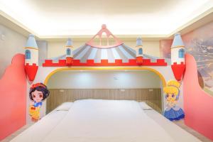 Ein Bett oder Betten in einem Zimmer der Unterkunft Jinduo Family Homestay
