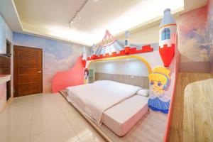 ein Schlafzimmer mit einem Schloss und einem Bett mit einem Zug in der Unterkunft Jinduo Family Homestay in Wujie