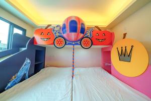 五結鄉的住宿－金朵親子民宿，儿童卧室,墙上挂有玩具车