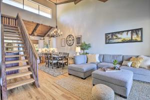 Posezení v ubytování Airy Oceanfront Kailua-Kona Gem with Community Pool
