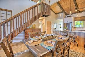 Posezení v ubytování Airy Oceanfront Kailua-Kona Gem with Community Pool