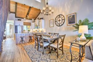 Posezení v ubytování Airy Oceanfront Kailua-Kona Gem with Community Pool