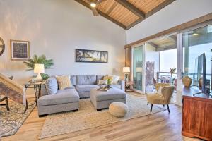 Posezení v ubytování Airy Oceanfront Kailua-Kona Gem with Community Pool