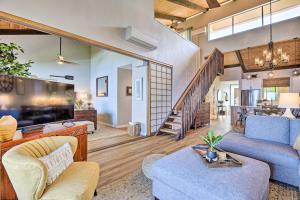 Posezení v ubytování Airy Oceanfront Kailua-Kona Gem with Community Pool