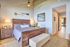 Postel nebo postele na pokoji v ubytování Airy Oceanfront Kailua-Kona Gem with Community Pool