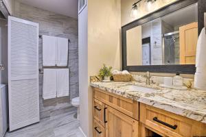 Koupelna v ubytování Airy Oceanfront Kailua-Kona Gem with Community Pool