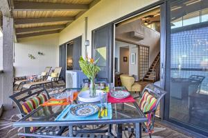 Posezení v ubytování Airy Oceanfront Kailua-Kona Gem with Community Pool
