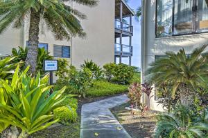 Zahrada ubytování Airy Oceanfront Kailua-Kona Gem with Community Pool