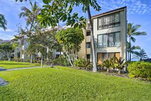 Zahrada ubytování Airy Oceanfront Kailua-Kona Gem with Community Pool