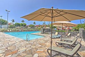 Bazén v ubytování Airy Oceanfront Kailua-Kona Gem with Community Pool nebo v jeho okolí