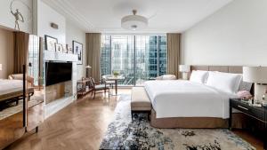 ein Schlafzimmer mit großem Bett und ein Wohnzimmer in der Unterkunft The Langham, Jakarta in Jakarta