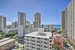 Imagen de la galería de 15th Floor Condo with Lanai, 2 Blocks to Beach!, en Honolulu