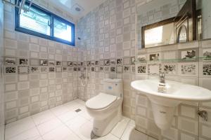 ein weißes Badezimmer mit Toilette und Waschbecken in der Unterkunft Jinduo Family Homestay in Wujie
