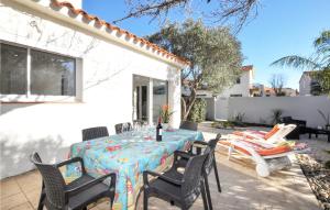 un patio con tavolo e sedie su un patio di Holiday Home Canet Plage Bld De La Loge Sur Mer a Canet-en-Roussillon Altre 26 foto