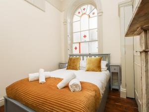 - une chambre avec un lit et des serviettes dans l'établissement Wessex View, à Weymouth