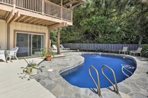 - une piscine dans une cour avec une maison dans l'établissement Cozy Honolulu Retreat with Pool Access, Near Beaches, à Waimanalo