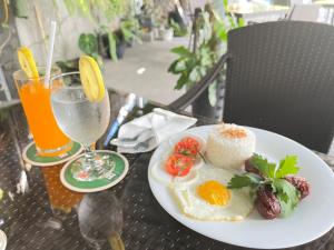 um prato de comida de pequeno-almoço e bebidas numa mesa em Hotel Halo em Angeles