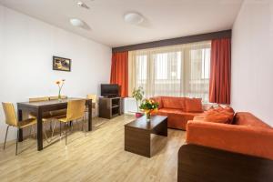 ブダペストにあるPrater Residence Apartmentのリビングルーム(ソファ、テーブル付)