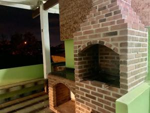 - une cheminée en briques sur la terrasse la nuit dans l'établissement Casa Lagoa Terraço, à Araruama