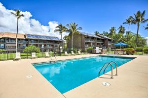 Bazén v ubytování Lush Molokai Island Oasis with Private Pool and Beach! nebo v jeho okolí