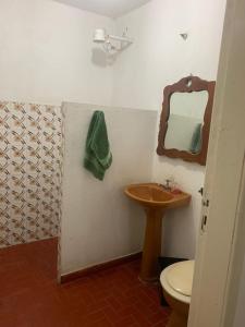 La salle de bains est pourvue d'un lavabo et d'un miroir. dans l'établissement Casa Lagoa Terraço, à Araruama