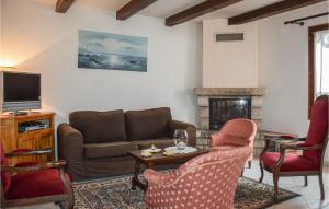 een woonkamer met een bank en een tv bij Cozy Home In Pleubian With Kitchen in Pleubian